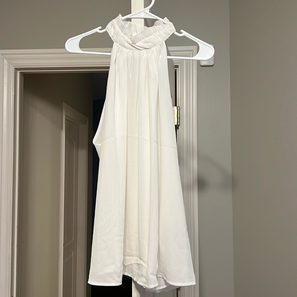 White H&M shirt. NWT, sleeveless size medium